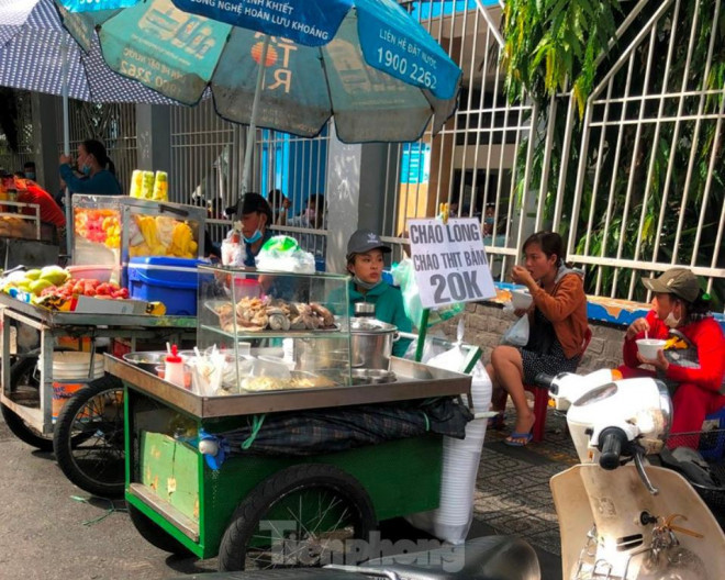 Người bán, người mua vô tư ăn uống cạnh nhau bên hông bệnh viện.