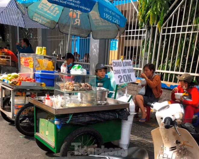 Người bán, người mua vô tư ăn uống cạnh nhau bên hông bệnh viện.