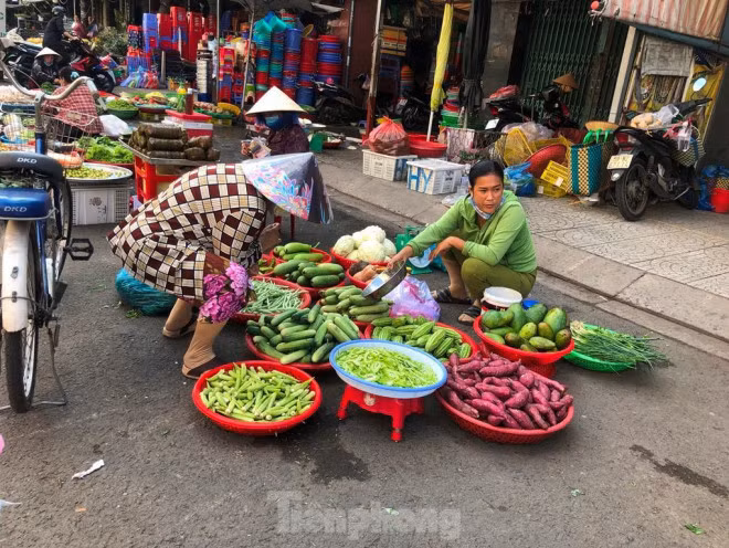 Chị Thu Trang (ngụ Q.Tân Bình, TPHCM) bộc bạch: "Từ lúc có dịch COVID-19 tôi hạn chế đến chợ hẳn. Nguyên nhân là ở chợ, đa số tiểu thương đều không chấp hành các biện pháp phòng dịch. Mình không biết ai có nguy cơ để phòng tránh".