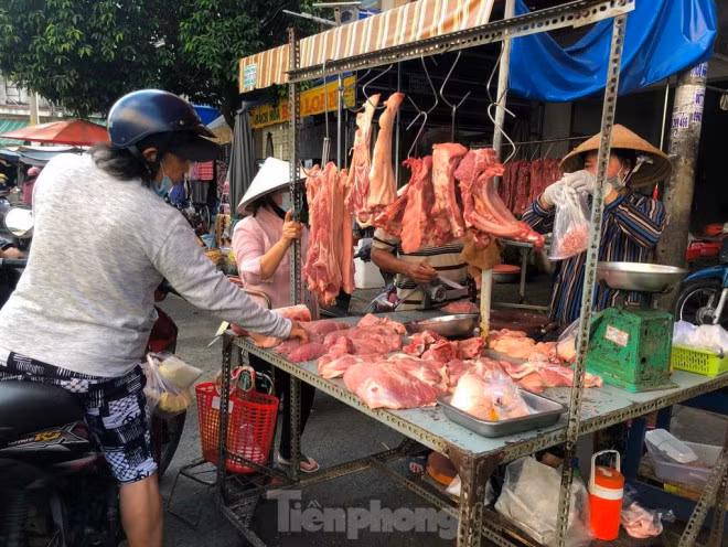 Người mua cũng vô tư kéo khẩu trang xuống cằm khi đến nơi đông người.