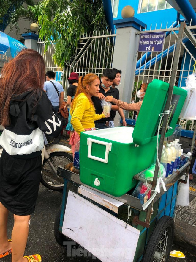 Bên hông bệnh viện Từ Dũ rất nhiều người kinh doanh hàng ăn uống đều không đeo khẩu trang.