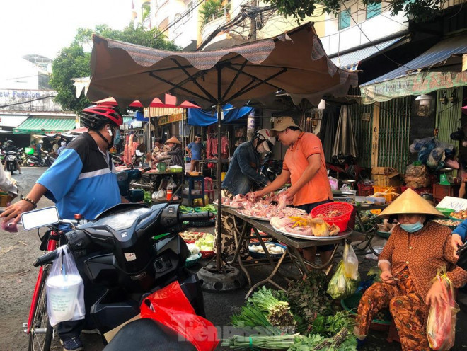 Nếu như trong chợ, tiểu thương còn được nhắc nhở thì ở các chợ cóc, chợ tự phát... phòng dịch bệnh tùy theo ý thức của mỗi người.