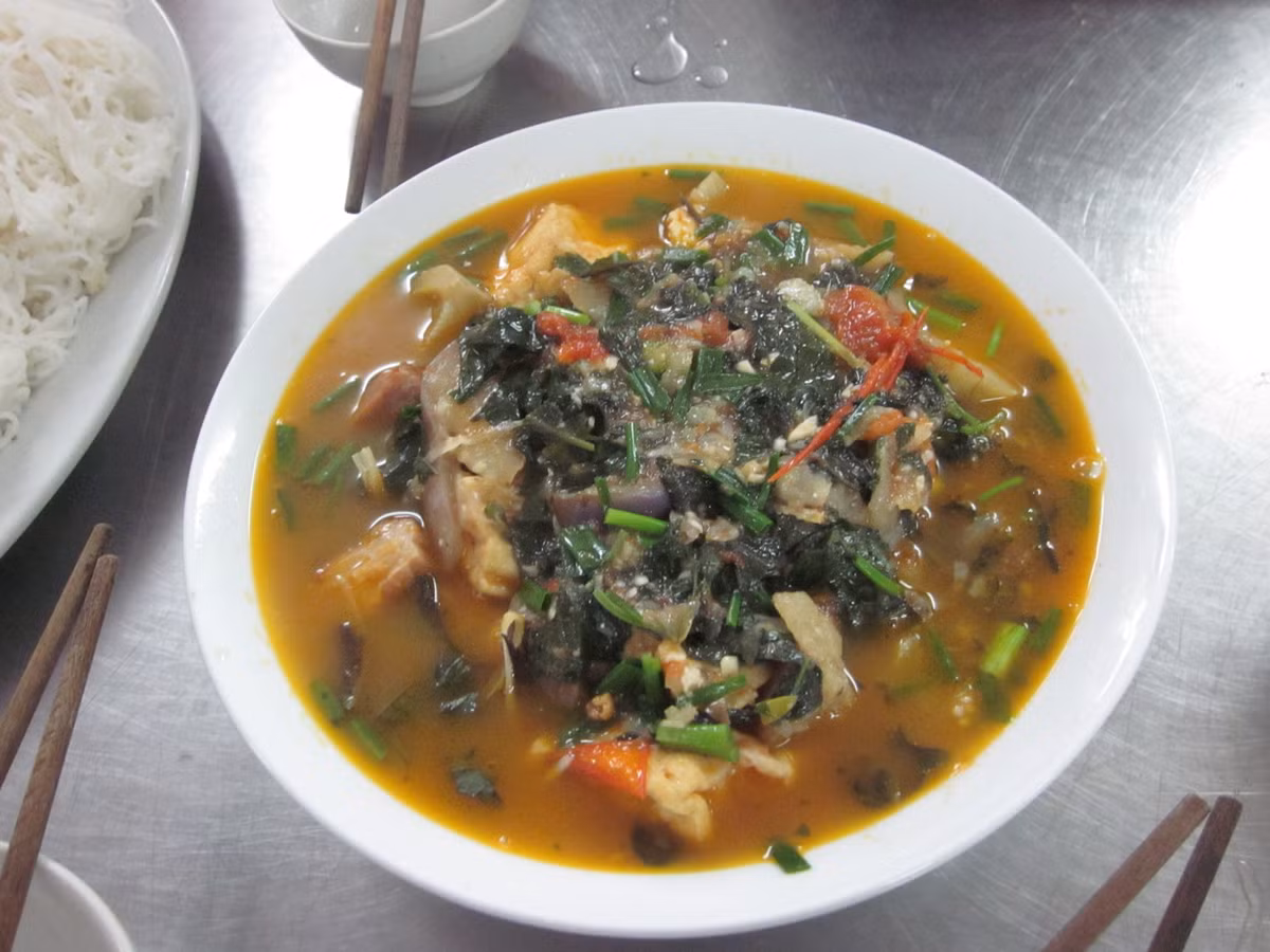 Món ốc chuối đậu có thể ăn kèm với cơm và bún.