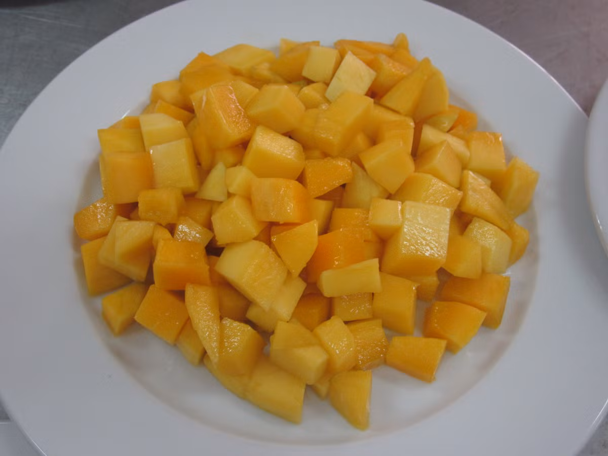 Lưu ý chọn những trái xoài chín tới để khi cắt không bị nát, chảy nước.