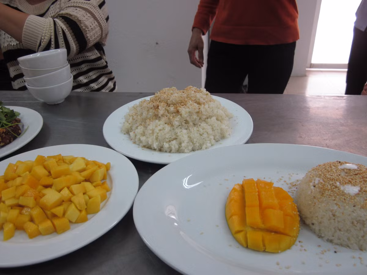 Có thể bày xôi xoài theo suất hoặc để riêng xôi vừng trắng và xoài để người thưởng thức tự lấy ăn kèm.