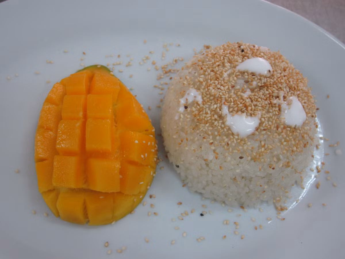 Xôi xoài mang đến cho bạn vị ngọt, bùi, thơm, béo khác với những món xôi truyền thống thường thấy.