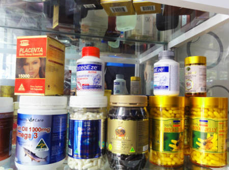 Người tiêu dùng nên cảnh giác với các loại TPCN "xách tay" nhan nhản trên thị trường.