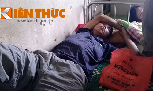 Ông Bùi Văn Dinh đang nằm điều trị tại bệnh viện ĐK Kim Thành. Ảnh: Hải Ninh.