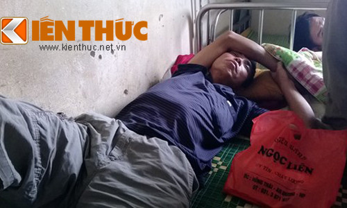 Ông Bùi Văn Dinh đang nằm điều trị tại bệnh viện ĐK Kim Thành. Ảnh: Hải Ninh.