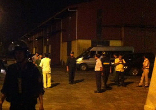 Lực lượng cảnh sát khám xét tại Công ty TNHH Đại An - Ảnh: M.Quang.