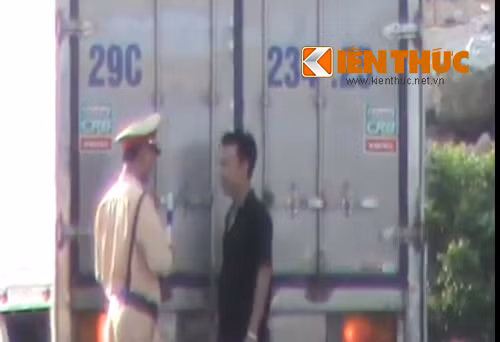 CSGT Hà Tĩnh làm nhiệm vụ trên QL 1 thuộc địa bàn huyện Kỳ Anh. Ảnh cắt từ clip.