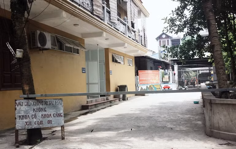 Khu nhà mở cửa đóng, then cài.