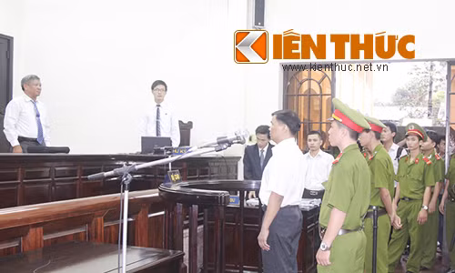 Tòa tuyên bố trả lại hồ sơ cho VKS để điều tra lại.