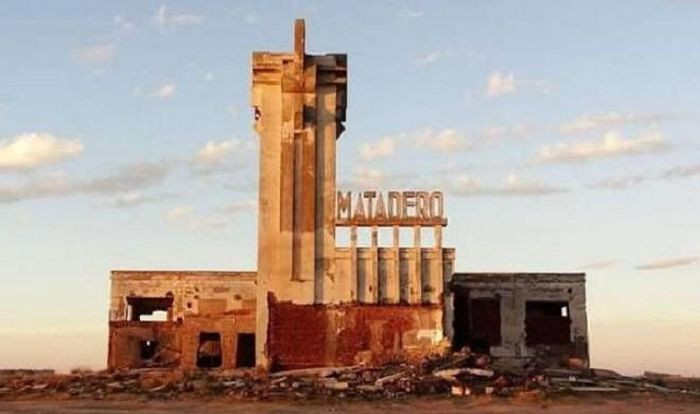 Villa Epecuen, Argentina. Villa Epecuen là ngôi làng du lịch nằm dọc theo hồ nước mặn Lago Epecuen, ở Argentina. Hồ Lago Epecuen có lượng muối cao gấp 10 lần các đại dương và độ mặn chỉ đứng sau Biển Chết. Năm 1993, toàn bộ ngôi làng bị ngập sâu 10 m do một trận lũ lụt. 25 năm sau, ngôi làng xuất hiện trở lại sau khi nước rút nhưng không ai dám quay lại đây sinh sống, ngoại trừ một cụ ông 81 tuổi tên là Pablo Novak. Và dĩ nhiên, cụ ông này đã trở thành cư dân duy nhất của ngôi làng.