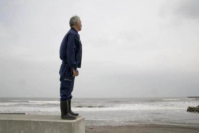 Tomioka, Nhật Bản. Bởi vì Tomioka nằm trong một khu vực hạn chế, xung quanh nhà máy điện hạt nhân Fukushima nên nó được biết đến như một thị trấn ma ở Nhật Bản. Trước đây, có gần 16.000 người sống ở Tomioka nhưng sau sự cố phóng xạ kinh hoàng năm 2011, mọi người đều chuyển đi nơi khác sinh sống. Chỉ có Naoto Matsumura (54 tuổi) về sống ở đây mặc dù Tomioka không hề có điện, nước.