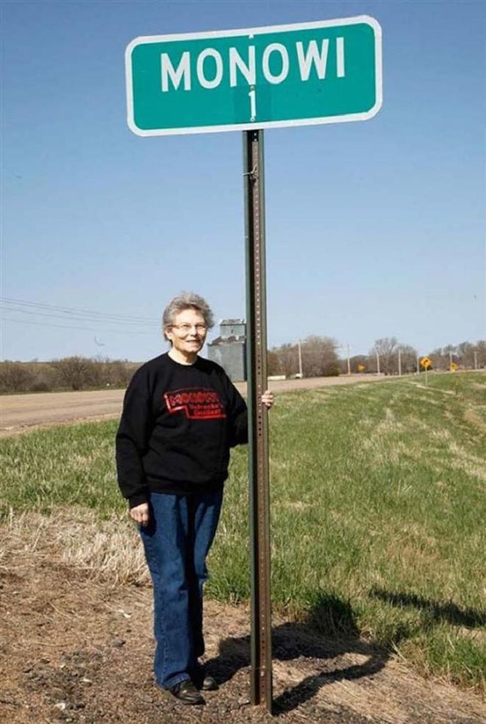 Monowi, Nebraska, Mỹ. Elsie Eiler (77 tuổi) là người giàu nhất, thông minh và xinh đẹp nhất ở làng Monowi, Nebraska, Mỹ. Lý do rất đơn giản vì bà là cư dân duy nhất sống ở đây. Trước đây, Elsie Eiler sống ở Monowi với chồng, Rudy. Sau khi ông Rudy qua đời vào năm 2004, bà vẫn tiếp tục sống một mình tại đây.