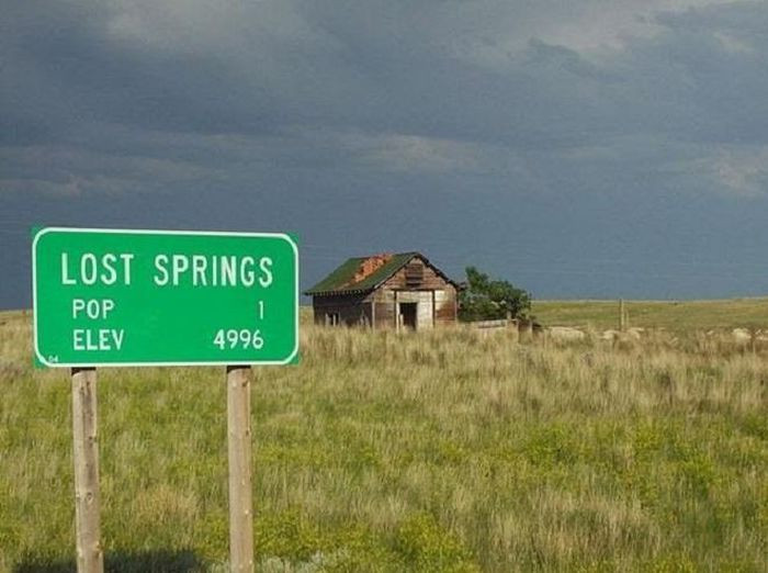 Lost Springs, Wyoming, Mỹ. Theo điều tra dân số năm 2000, chỉ có một cư dân sống ở thị trấn Lost Springs. Tuy nhiên sau này, Thị trưởng Leda Price nói rằng con số đó không chính xác và thực tế có 4 người sống trong khu vực vào thời điểm đó.