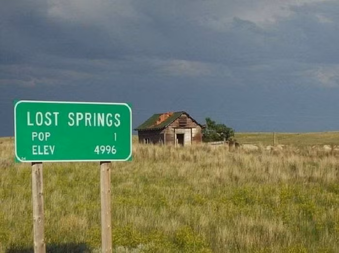Lost Springs, Wyoming, Mỹ. Theo điều tra dân số năm 2000, chỉ có một cư dân sống ở thị trấn Lost Springs. Tuy nhiên sau này, Thị trưởng Leda Price nói rằng con số đó không chính xác và thực tế có 4 người sống trong khu vực vào thời điểm đó.
