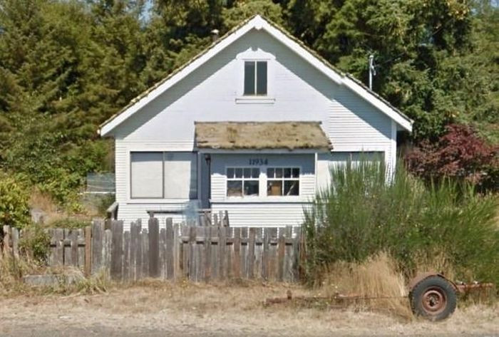 Thị trấn Sông Jordan, Canada. Hugh Pite, 72 tuổi, là cư dân duy nhất của thị trấn sông Jordan gần Vancouver ở Canada. Đây là địa phương dễ xảy ra động đất và lũ lụt và đã được cảnh báo về tình trạng mất an toàn sinh hoạt nên không ai dám đến sống ở đây ngoài người đàn ông này.