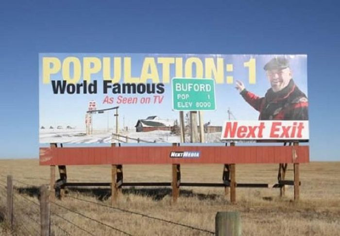 Buford, Wyoming, Mỹ. Năm 1980, Don Sammons cùng vợ và con trai chuyển đến Buford - một cộng đồng chưa hợp nhất nằm ở hạt Albany, Wyoming, Mỹ. Năm 1992, Sammons mua lại thị trấn này. Năm 1995, vợ ông qua đời và con trai ông chuyển đi nơi khác năm 2007, Sammons trở thành cư dân duy nhất của thị trấn Buford.