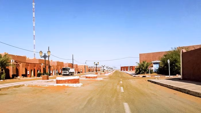 Aoulef, Algeria. Aoulef là một thị trấn nhỏ thuộc tỉnh Adrar, được bao quanh bởi sa mạc mênh mông. Những cơn gió nóng từ các sa mạc xung quanh khiến nơi đây trở thành khu vực nóng và khô hạn nhất ở Algeria. Aoulef chỉ nhận được lượng mưa chưa tới 12,19mm mỗi năm nên khó có thể xoa dịu được cái nóng như thiêu đốt. Nhiệt độ trung bình hàng ngày trong suốt mùa hè là khoảng 50 độ C và bầu trời hầu như luôn quang đãng quanh năm. Rất may những cây cọ vẫn phát triển tốt tại đây, tạo ra những nơi tránh trú khỏi cái nóng của sa mạc.