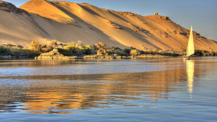 Aswan, Ai Cập. Aswan là một trong những thành phố nóng nhất và khô hạn nhất ở Ai Cập, với nhiệt độ cao nhất thường xuyên trên 40 độ C. Lượng mưa trung bình hàng năm ở Aswan dưới 1mm và một số năm, thành phố hoàn toàn không có cơn mưa nào. Vị trí gần với chí tuyến càng khiến nơi đây có nhiệt độ cao và thời tiết khô hạn. Nhiều khi, thành phố còn hứng chịu những cơn gió rất mạnh có thể cuốn theo cát với vận tốc hơn 100 dặm/giờ.