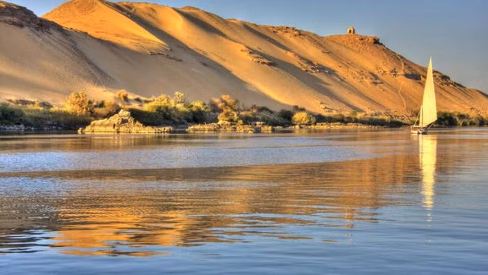Aswan, Ai Cập. Aswan là một trong những thành phố nóng nhất và khô hạn nhất ở Ai Cập, với nhiệt độ cao nhất thường xuyên trên 40 độ C. Lượng mưa trung bình hàng năm ở Aswan dưới 1mm và một số năm, thành phố hoàn toàn không có cơn mưa nào. Vị trí gần với chí tuyến càng khiến nơi đây có nhiệt độ cao và thời tiết khô hạn. Nhiều khi, thành phố còn hứng chịu những cơn gió rất mạnh có thể cuốn theo cát với vận tốc hơn 100 dặm/giờ.