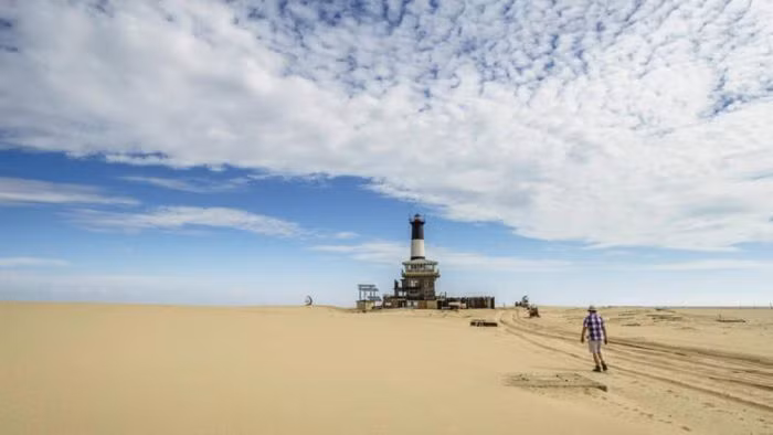 Pelican Point, Namibia. Nằm bên bờ biển, Pelican Point là một trong những địa điểm lướt sóng tuyệt vời nhưng trên thực tế, nó lại là một trong những nơi khô hạn nhất trên thế giới. Pelican Point chỉ nhận được lượng mưa khoảng 8,13 mm hàng năm, dường như là điều kiện thuận lợi để rất nhiều người đến đây chinh phục những con sóng lớn. Dù khô hạn nhưng khí hậu ở đây khá ôn hòa nhờ các dòng hải lưu lạnh ở gần vịnh.