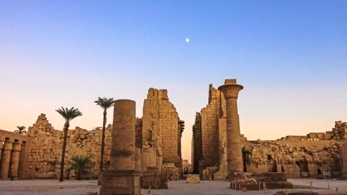 Luxor, Ai Cập. Luxor là một thành phố ở miền nam Ai Cập, trên bờ đông của sông Nile. Nó nổi tiếng là một trong những thành phố nóng nhất, khô nhất và nhiều nắng nhất trên thế giới với lượng mưa trung bình 0,862 mm mỗi năm. Thành phố này cũng có một số trận bão cát đáng sợ có thể kéo dài tới hai ngày, với sức gió lên tới 90 dặm/giờ. Ngoài khí hậu khô ráo, thành phố còn có nhiều hiện vật cổ và được coi là bảo tàng ngoài trời vĩ đại nhất thế giới. Hàng năm, có hàng nghìn người đến đây để thăm thành phố Thebes của Ai Cập cổ đại, Thung lũng của các vị Vua và Thung lũng của các Nữ hoàng.