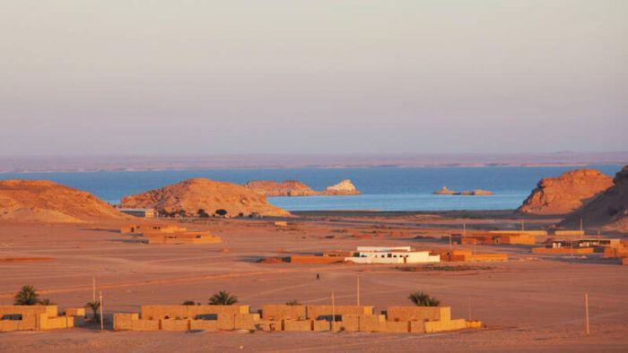 Wadi Halfa, Sudan. Thị trấn sa mạc oi bức này nằm ở phía Bắc của Sudan, bên bờ hồ Nubia gần biên giới Ai Cập. Khí hậu sa mạc nóng khiến cho thị trấn này là một trong những nơi có mức độ bốc hơi cao nhất thế giới, trong khi lượng mưa trung bình vô cùng ít ỏi, chỉ 2,45 mm mỗi năm. Mặc dù thị trấn này rất nóng và khô nhưng vẫn có dân số khoảng 15.000 người./.