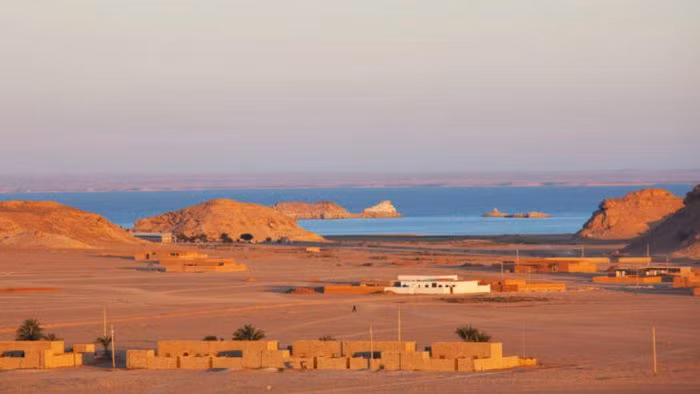 Wadi Halfa, Sudan. Thị trấn sa mạc oi bức này nằm ở phía Bắc của Sudan, bên bờ hồ Nubia gần biên giới Ai Cập. Khí hậu sa mạc nóng khiến cho thị trấn này là một trong những nơi có mức độ bốc hơi cao nhất thế giới, trong khi lượng mưa trung bình vô cùng ít ỏi, chỉ 2,45 mm mỗi năm. Mặc dù thị trấn này rất nóng và khô nhưng vẫn có dân số khoảng 15.000 người./.