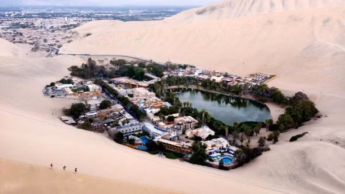 Ica, Peru. Thành phố Ica nằm ở miền nam Peru. Tiếp giáp với sa mạc Atacama, thành phố này chịu khí hậu khô hạn và lượng mưa khoảng 2,29 mm mỗi năm. Điều kỳ lạ vào năm 2007, các nhà khoa học đã tìm thấy bằng chứng hóa thạch của một loài chim cánh cụt từng sinh sống trong khu vực. Khí hậu khô cằn cũng không làm mất đi sức hấp dẫn của thành phố này với khách du lịch. Trong thành phố có một bảo tàng tuyệt vời là nơi trưng bày các hiện vật thời tiền sử hay xác ướp từ thời tiền Colombo. Ốc đảo Huacachina nằm giữa các cồn cát cũng là một điểm rất thu hút khách du lịch.