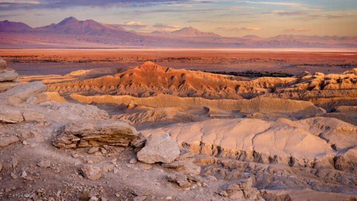 Sa mạc Atacama, Chile. Hầu hết các trạm thời tiết tại đây không nhận được lượng mưa đáng kể nào trong nhiều năm nay. Khu vực này khô hạn đến mức các ngọn núi hoàn toàn không có sông băng. Nơi đây khô hạn vì dòng hải lưu Humboldt đã ngăn cản dòng nước lạnh được chuyển tới từ Nam Cực, vốn là nguyên nhân của sự hình thành nên những đám mây mang mưa. Có một điều thú vị về sa mạc này đó là cứ 5 năm đến 10 năm lại có một trận mưa lịch sử xảy ra, tạo ra những bông hoa và thảm thực vật màu sắc rực rỡ trải dài khắp sa mạc. Sự kiện này chỉ kéo dài khoảng một tuần nhưng nó thực sự là một màn trình diễn đáng kinh ngạc của tự nhiên.