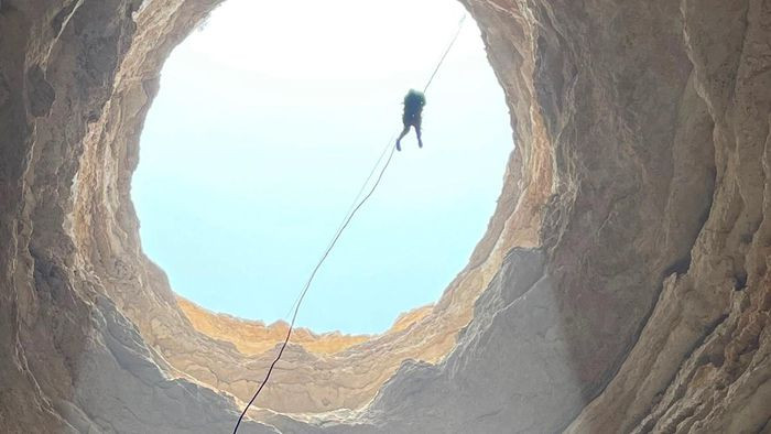 Mới đây, một nhóm thám hiểm hang độc từ OCET (Đội Khám phá Hang động Oman) đã xuống tận đáy chiếc hố bí ẩn có đường kính miệng hơn 30 m này. Tuy nhiên, họ chỉ tìm thấy rắn, động vật chết và "ngọc trai đá". Ảnh: AFP/OCET.