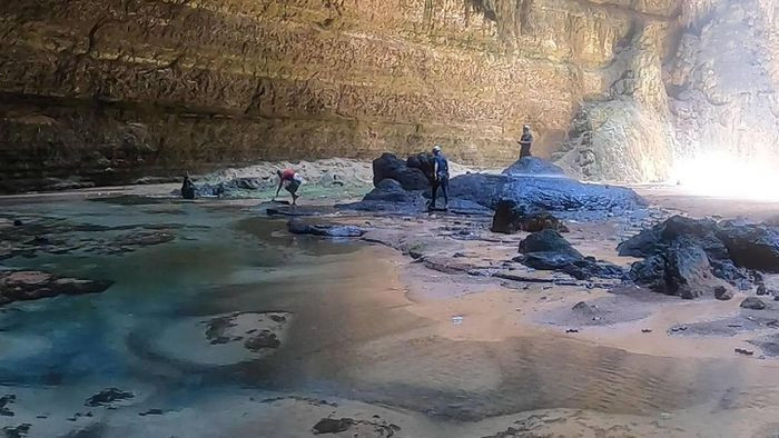 Tuy nhiên, một số nhà khoa học khác cho rằng đây không phải pingo, mà là hố sụt hình thành do xói mòn đá vôi và sự dịch chuyển của tầng muối địa chất. Ảnh: AFP/OCET.