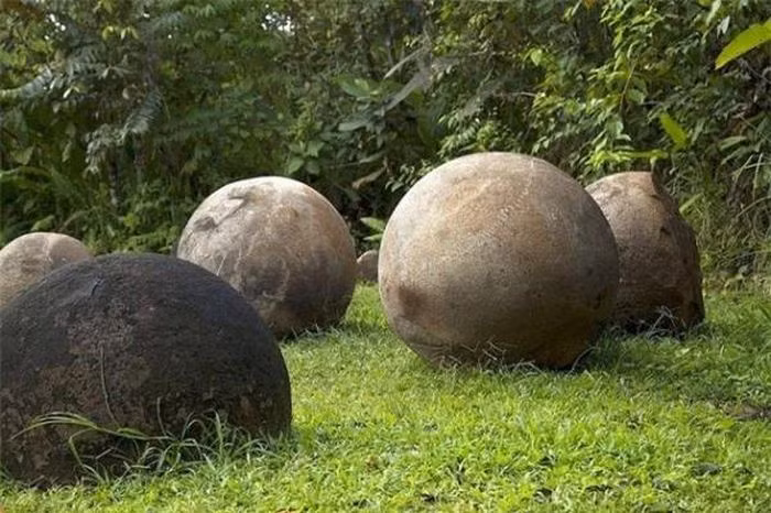 Quả cầu đá ở Costa Rica. Sự hình thành của các khối đá này đến nay vẫn là câu hỏi lớn bởi sự kỳ diệu và hoàn hảo về hình dạng hoàn hảo của nó. Nguồn gốc của những quả cầu đá này vẫn là một câu hỏi lớn, người ta thậm chí còn đồn đoán rằng chúng chứa vàng bên trong, nhưng sự thực là nó trống rỗng.