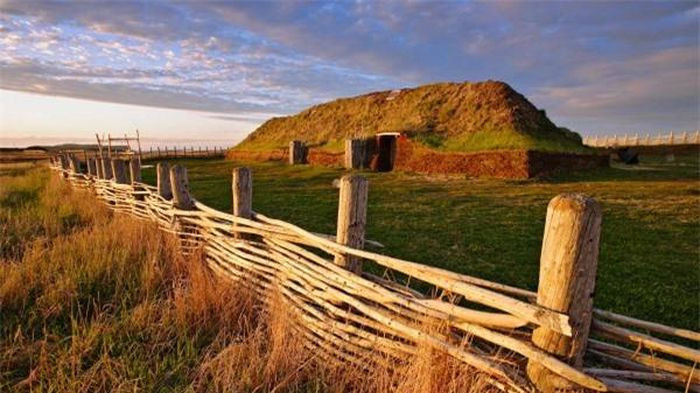 L'Anse aux Meadows, Canada. L'Anse aux Meadows là khu khảo cổ ở Canada, nơi này từng là nơi có dân cư sinh sống vào khoảng 1000 năm trước. Thực tế sự tồn tại của nó chứng minh các thuyền viên Scandinavia đã tới Bắc Mỹ trước khi Christopher Columbus ra đời.