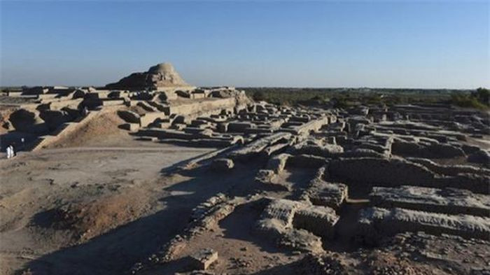 Mohenjo-daro - Gò đất chết, Pakistan. Năm 1922, nhà khảo cổ Ấn Độ R. D. Banerji phát hiện ra tàn tích cổ ở một trong những hòn đảo trên sông Indus. Câu hỏi lớn đặt ra là thành phố này bị phá hủy thế nào, chuyện gì đã xảy ra với người dân ở đâu. Và dù đã trải qua rất nhiều các cuộc khai quật thì vẫn chưa có câu trả lời thỏa đáng.
