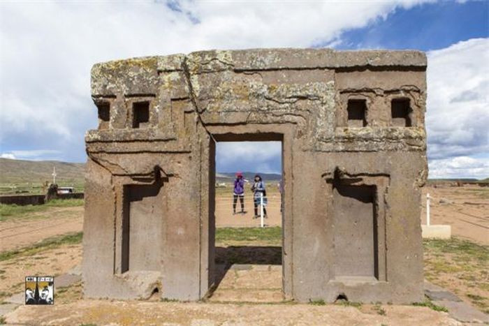 Cổng Mặt trời, Bolivia. Cổng Mặt trời được tìm thấy ở Tiwanaku - một thành phố cổ kính và huyền bí ở Bolivia. Qua quá trình nghiên cứu, các nhà khảo cổ học cho rằng nơi này từng là trung tâm của một đế chế khổng lồ trong thiên niên kỷ thứ nhất sau Công Nguyên. Những ký tự được chạm khắc trên cổng vẫn chưa được giải đáp, có thể chúng có ý nghĩa chiêm tinh hoặc thiên văn. Theo các chuyên gia, đây có thể là nơi sinh sống của những người xuất hiện đầu tiên trên Trái đất.