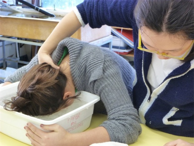 2. Cơ thể sẽ làm chậm mọi quá trình để bảo vệ bạn khi đuối nước. Hiệu ứng này được gọi là "phản xạ lặn". Khi não bộ nhận ra cơ thể bạn đang bị chìm trong nước, nó sẽ làm chậm nhịp tim để máu từ các chi về lại những bộ phận quan trọng và duy trì oxy. bạn lặn càng sâu hay ở dưới nước càng sâu thì nhịp tim sẽ càng chậm đi.