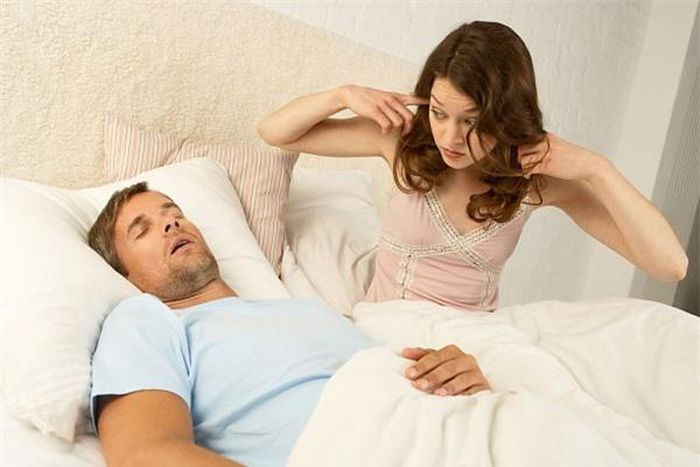 3. Nói mớ. Cảm giác: Những người mắc chứng nói mớ không bao giờ nhận ra mình nói mớ. Tình trạng này không gây hại gì cho sức khỏe, chỉ sợ rằng họ không may nói ra bí mật mà thôi. Nguyên nhân: Nam giới và trẻ em thường nói mớ, nguyên nhân là do căng thẳng. Tâm lí của một người cố gắng kháng cự lại những gì họ không đồng ý trong thực tế.