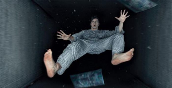 9. Rơi xuống giường. Cảm giác: Đôi khi bạn mơ thấy mình bị ném từ trên cao xuống giường. Bạn rùng mình tỉnh giấc. Trước đó, có thể bạn mơ thấy mình đang bay hoặc vấp ngã - một cảm giác hụt hẫng khó chịu. Nguyên nhân: Ngủ cũng tương tự như chết, nhịp tim và nhịp thở đều chậm lại, nhịp điệu cơ bắp giảm. Điều này khiến não cảm thấy sợ hãi vì cho rằng cơ thể đang chết thật. Do đó não gửi xung lực đến cơ bắp để kiểm tra xem cơ thể còn sống hay không.