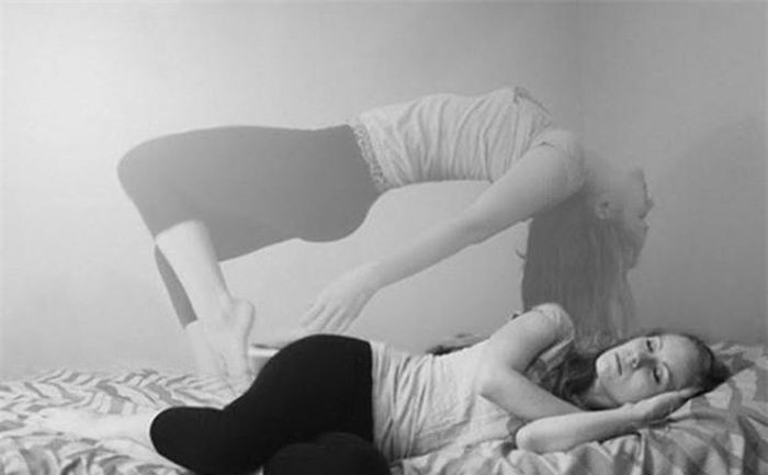 10. Thoát xác. Cảm giác: Đây là một hiện tượng ''tâm thần kinh'', trong đó một người nửa tỉnh nửa mê và nhìn thấy mình từ một nơi nào đó bên ngoài cơ thể. Theo các nhà huyền môn học, giấc mơ này xác nhận sự tồn tại của linh hồn. Nguyên nhân: Hiện tượng này rất khó tìm hiểu. Các nhà khoa học biết rằng ảo giác thoát xác là có thật, nhưng họ không lí giải được. Tuy nhiên, một số người lại biết cách làm cho mình rơi vào tình trạng thoát xác nhằm mở mang nhận thức của họ.