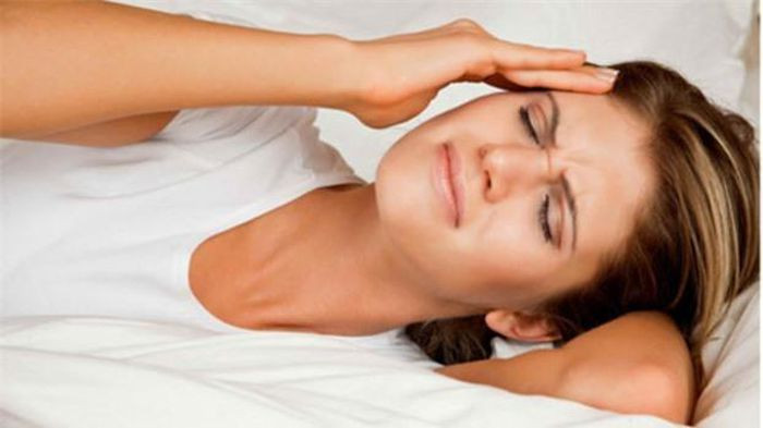 6. Hội chứng đầu phát nổ. Cảm giác: Bạn tỉnh giấc vì nghe thấy một tiếng nổ hoặc tiếng vỗ tay đùng đùng. Âm thanh đôi khi khiến bạn cảm thấy điếc tai. Tiếng ốn có thể đồng hành với tình trạng ù tai hoặc thấy tia sáng xẹt. Hội chứng này không nguy hiểm, nhung khiến người ta sợ. Một số người tưởng mình bị đột quỵ. Nguyên nhân: Đó là do các hoạt động não chịu trách nhiệm xử lí âm thanh. Đôi khi hội chứng này xảy ra đồng thời với chứng mất ngủ hoặc lệch múi giờ.