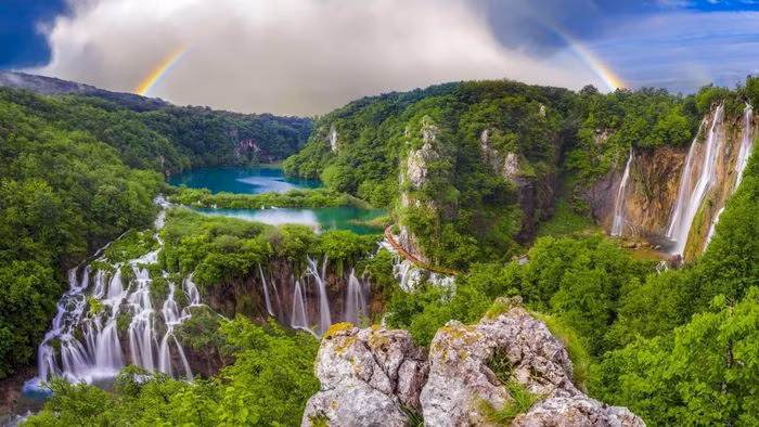 VƯỜN QUỐC GIA PLITVICE LAKES, CROATIA. Bên cạnh những bãi biển nổi tiếng, du khách tới Croatia chắc chắn không nên bỏ qua vườn quốc gia Plitvice Lakes ở miền Trung nước này. Đây là nơi có những hồ nước màu xanh lam lục đẹp tới siêu thực. Thời gian tốt nhất để ghé thăm: tháng 6 đến tháng 9.