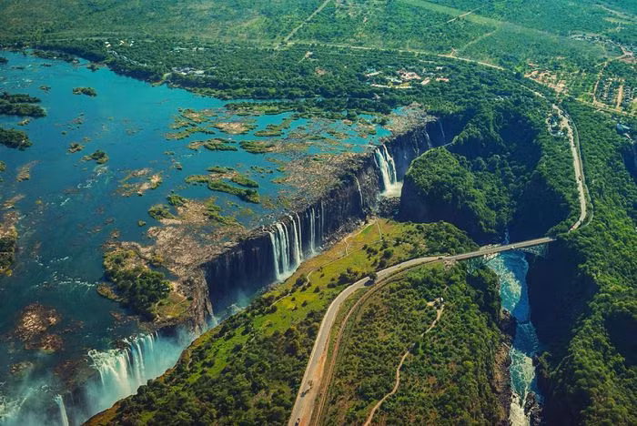 VƯỜN QUỐC GIA THÁC VICTORIA, ZIMBABWE. Là thác nước lớn nhất thế giới, thác Victoria trải dài giữa Zimbabwe và Zambia, được coi là một trong bảy kỳ quan của thế giới tự nhiên. Cách tốt nhất để du khách tận hưởng trọn vẹn của ngọn thác này là ngắm nhìn từ trực thăng. Nếu là một người ưa cảm giác mạnh, du khách cũng có thể ghé thăm 'Hồ bơi của Quỷ', một hồ nước nằm bên rìa thác Victoria. Thời gian tốt nhất để ghé thăm: Tháng Hai-Tháng Năm.