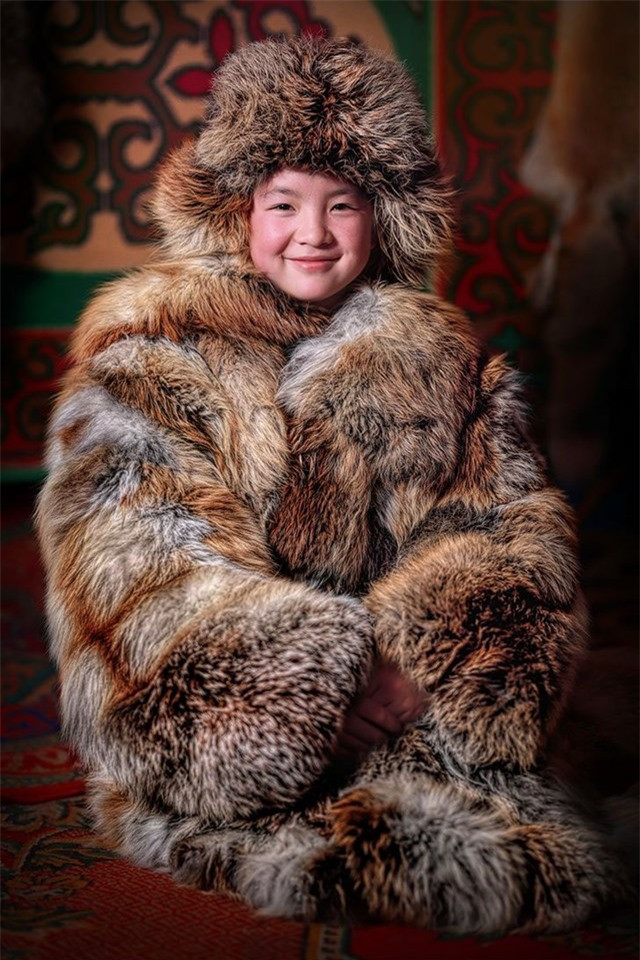 Cô gái Kazakhstan Mông Cổ trong chiếc áo khoác mùa đông truyền thống.