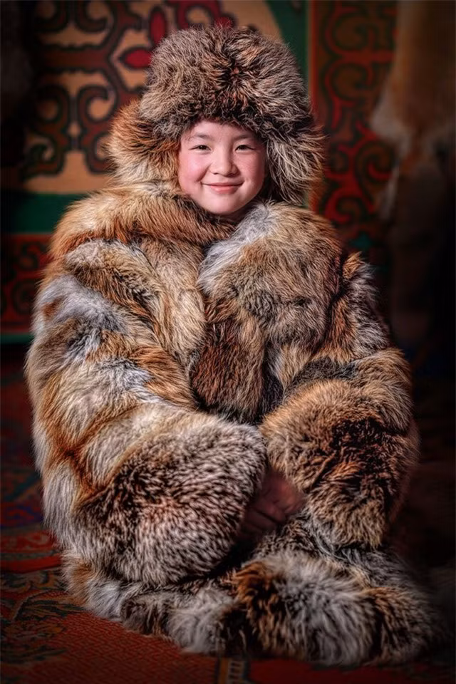 Cô gái Kazakhstan Mông Cổ trong chiếc áo khoác mùa đông truyền thống.