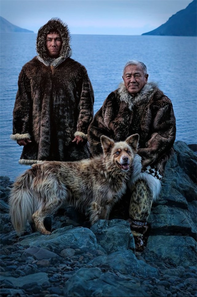 Siberia Yupik người bản xứ, cha và con trai, trên bờ Chukotka của Biển Bering, chỉ cần một vài dặm từ Đảo St. Lawrence ở Alaska.