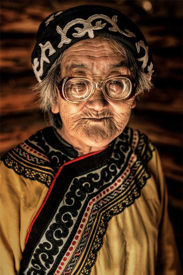 Người phụ nữ Nivkh, Bờ biển Okhotsk, Viễn Đông Siberia.